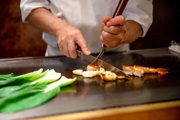 海鮮の鉄板焼きを料理人が調理している　seafood