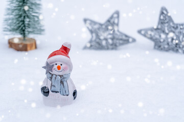 クリスマス｜サンタクロースの帽子をかぶったスノーマンと雪
