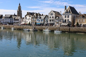 Fototapeta premium Vue d'ensemble du Croisic depuis le port, village de Le Croisic, département de la Loire Atlantique, France
