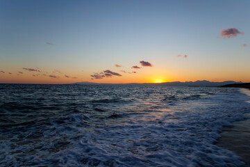 Naklejka premium 夕日が沈む湘南の海