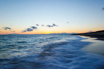 夕日が沈む湘南の海