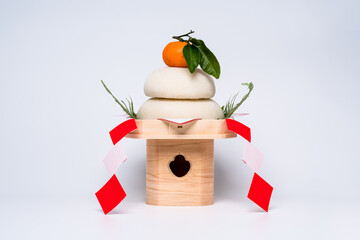 本物のお餅“鏡餅"の写真　白背景　三宝(台座)あり