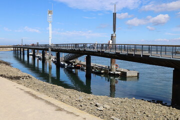 Obraz premium Le pont piétonnier depuis le parking place d'armes et permettant l'accès aux pontons d'embarquement, village de Le Croisic, département de la Loire Atlantique, France
