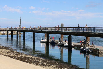 Obraz premium Le pont piétonnier depuis le parking place d'armes et permettant l'accès aux pontons d'embarquement, village de Le Croisic, département de la Loire Atlantique, France