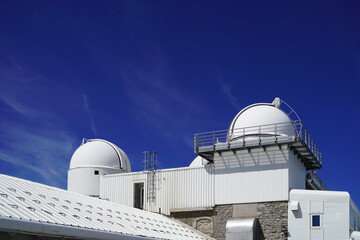 Obraz premium Coupoles d'astronomie planétarium sur le sommet du Pic du Midi de Bigorre