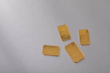 金　gold bullion	