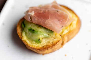 バケットピッツァ（生ハムアボカド）