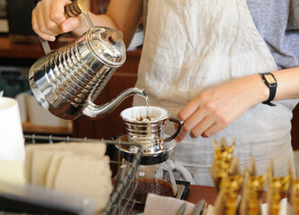 ドリップコーヒーを淹れる女性の手元