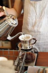 ドリップコーヒーを淹れる女性の手元