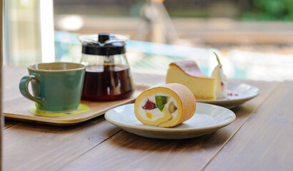 ロールケーキとコーヒー、紅茶　カフェ　