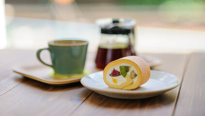 ロールケーキとコーヒー、紅茶　カフェ　