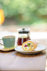 ロールケーキとコーヒー、紅茶　カフェ　