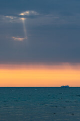 Bateau seul au petit matin