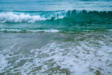vague s'écrasant sur la plage