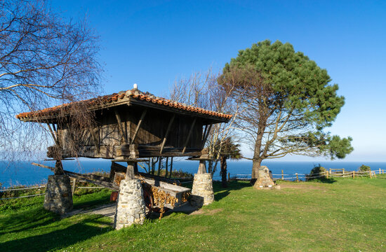 Bonito paisaje con un h&oacute;rreo t&iacute;pico asturiano. Cadavedo, Asturias, Espa&ntilde;a.