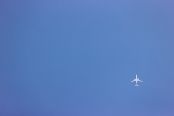 青空の中に飛ぶ飛行機