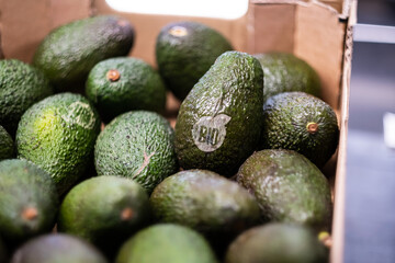 Bio Avocados in einer Kiste mit aufgelaserten Bio Aufdruck zur Vermeidung von Verpackungsmüll