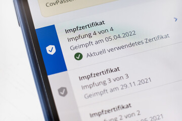 Impfzertifikat für 4. Impfung auf einem Handy Display