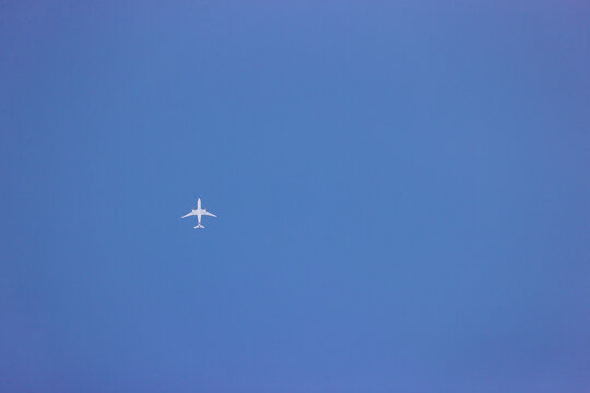 青空の中に飛ぶ飛行機