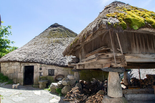 Palloza con su h&oacute;rreo en la aldea de Piornedo. Los Ancares, Lugo, Galicia, Espa&ntilde;a.