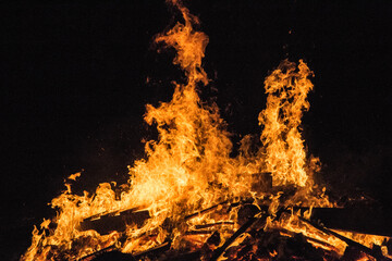 Fuego en una hoguera durante la Noche de San Juan. Galicia.
