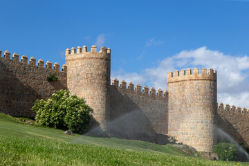 Fototapeta na wymiar Sección de la muralla románica de Ávila (siglo XII). Patrimonio de la Humanidad de la UNESCO desde 1985. Ávila, España.
