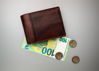 Bargeld mit Brieftasche