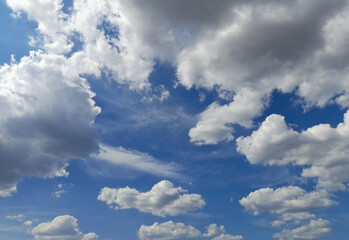 Cielo blu e nuvole bianche in autunno