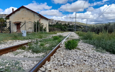 Fototapeta na wymiar Singolo binario del treno in un paese di montagna in periferia