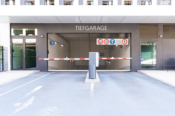 Ein und Ausfahrt zur Parkgarage Parkplatz - obrazy, fototapety, plakaty