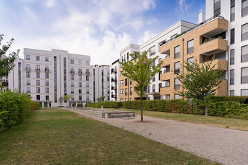 Stadtansicht mit Grünfläche Neubaugebiet 