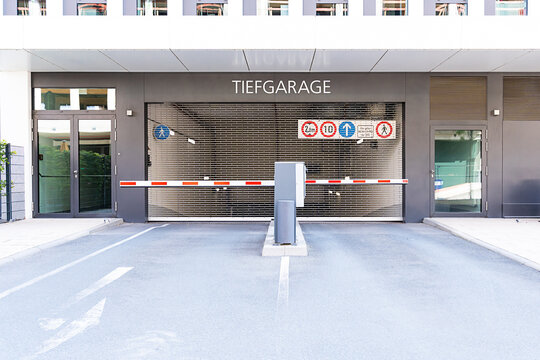 Ein und Ausfahrt zur Parkgarage Parkplatz