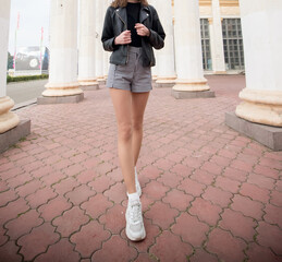 Obraz premium Girl near the columns of the old building