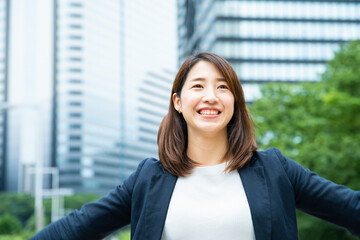 Fototapeta premium 屋外で笑顔のビジネスウーマン