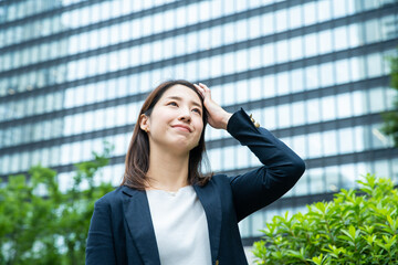 Fototapeta premium 屋外で笑顔のビジネスウーマン