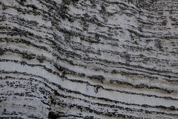 Naklejka premium Close up on a cliff at Etretat. The characteristic zebra patterns are visible