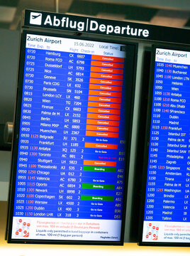 Sign at the Zuerich (ZHR) airport showing late flight during a computer problem