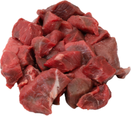 Frisch geschnittenes Gulasch aus Rinderfleisch als Freisteller png auf Transparenten Hintergrund freigestellt