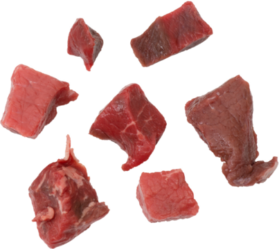 Frisch geschnittenes Gulasch aus Rinderfleisch als Freisteller png auf Transparenten Hintergrund freigestellt