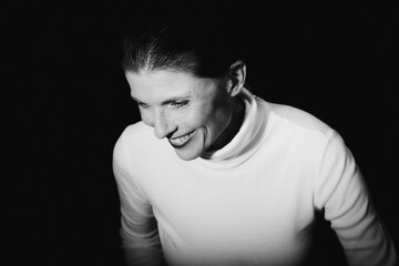 Schwarz-weiß Portrait hübsche Frau, blickt lachend zur Seite