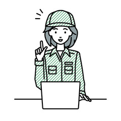 デスクで座ってPCを開いて何かひらめいた作業員の女性