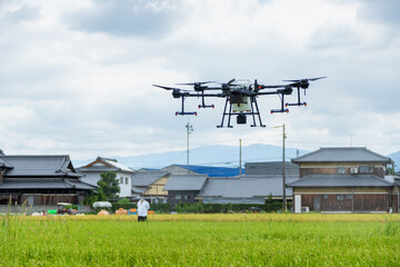 ドローンの使って田んぼに農薬を散布している