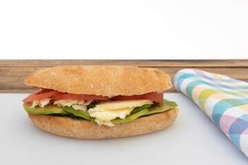 Bocadillo de aguacate con tomate y queso