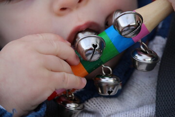 bébé qui fait de la musique : éveil musical 