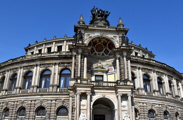 Fototapeta na wymiar Semperoper in der Altstadt von Dresden