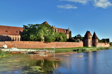 Die Marienburg in Polen im Sommer - obrazy, fototapety, plakaty