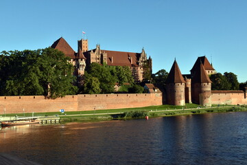 Die Marienburg in Polen im Sommer - obrazy, fototapety, plakaty