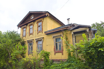 Fototapeta na wymiar Old wooden house in downtown of Kyiv, Ukraine