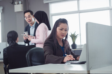 Congratulations on the meeting of Asian business people to communicate  computer companies.manager marketing meeting office people planning professional project seminar staff