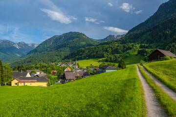 Dorf Gurtis im Walgau, Vorarlberg, Österreich, blick auf den Rätikon 